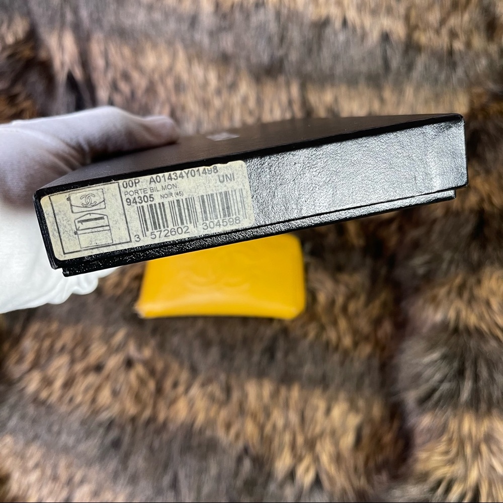 Authentic Chanel Caviar yellow zippy wallet - Picture 5 of 16